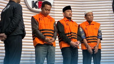 Terima Suap Rp 14,2 Milyar, Bupati Bekasi Ade Kuswara dan Ayahnya Ditahan KPK