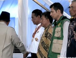 Prabowo Anugerahkan Bintang Jasa dan Satya Lancana Wirakarya untuk Mentan Amran hingga Bupati 