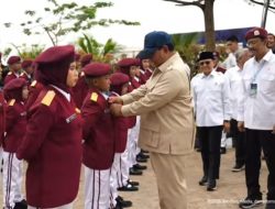 Datang di Sekolah Rakyat Banjarbaru, Prabowo Disambut Yel-yel hingga Perbaiki Dasi