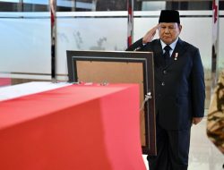 Tiga Prajurit TNI Gugur, Presiden Prabowo Berikan Penghormatan Terakhir