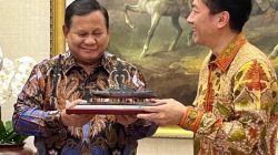 Menhan Jepang Hadiahkan Miniatur Kapal Perang Legendaris Mikasa kepada Presiden Prabowo