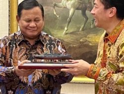 Menhan Jepang Hadiahkan Miniatur Kapal Perang Legendaris Mikasa kepada Presiden Prabowo